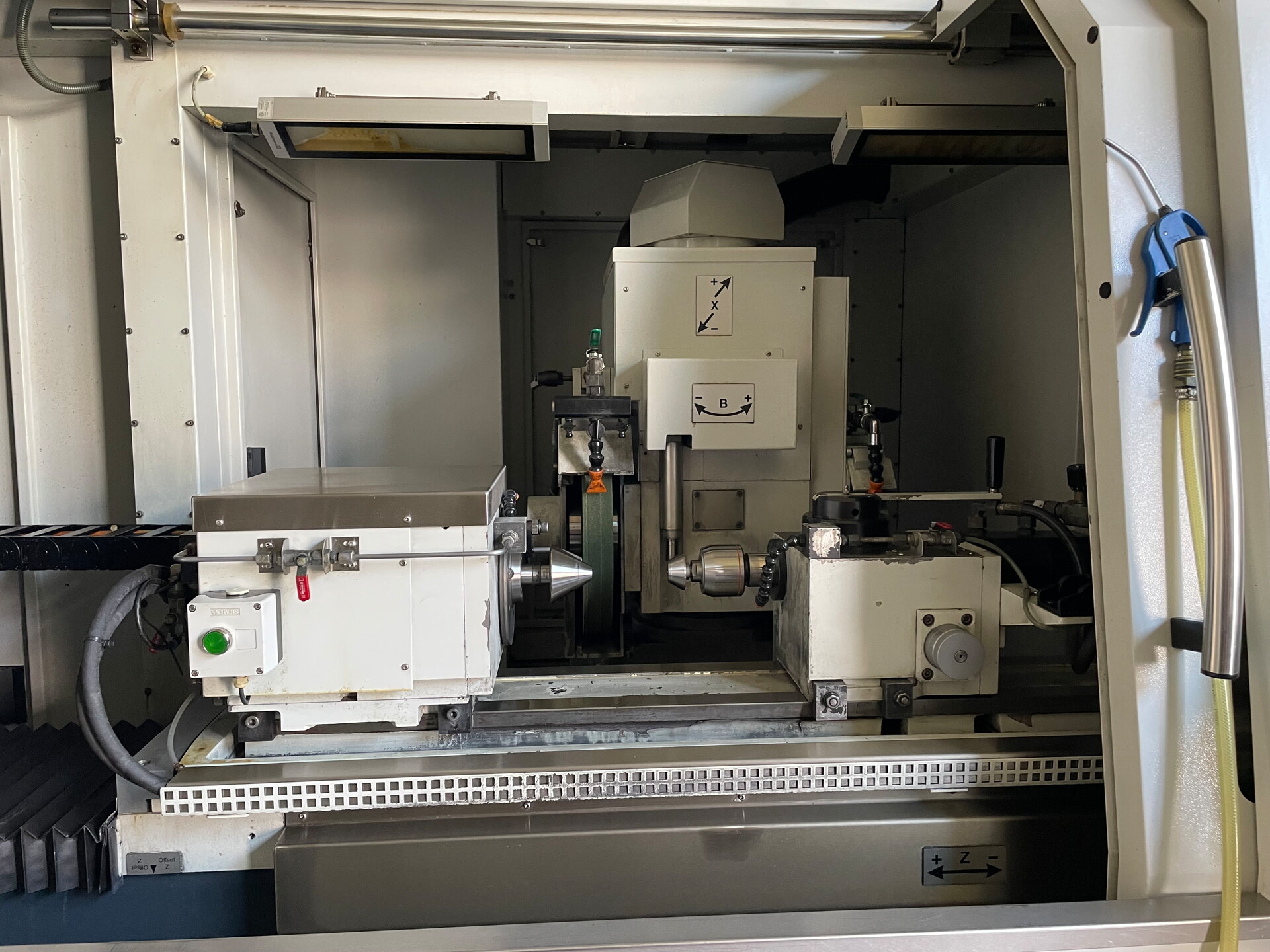 Präzisions-Schleifmaschine bei der Feinbearbeitung und Oberflächenveredelung eines Metallbauteils