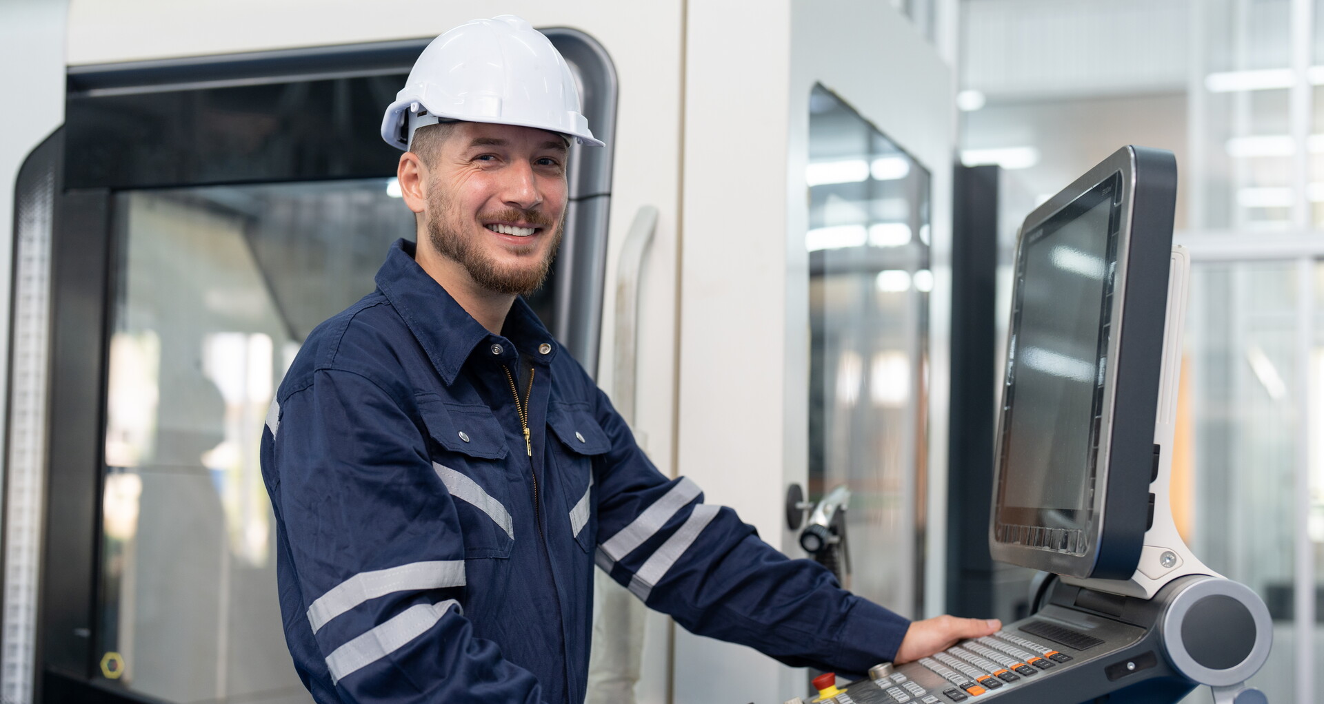 Zerspanungsmechaniker bei der fachgerechten Einrichtung und Programmierung einer CNC-Maschine in Pirna