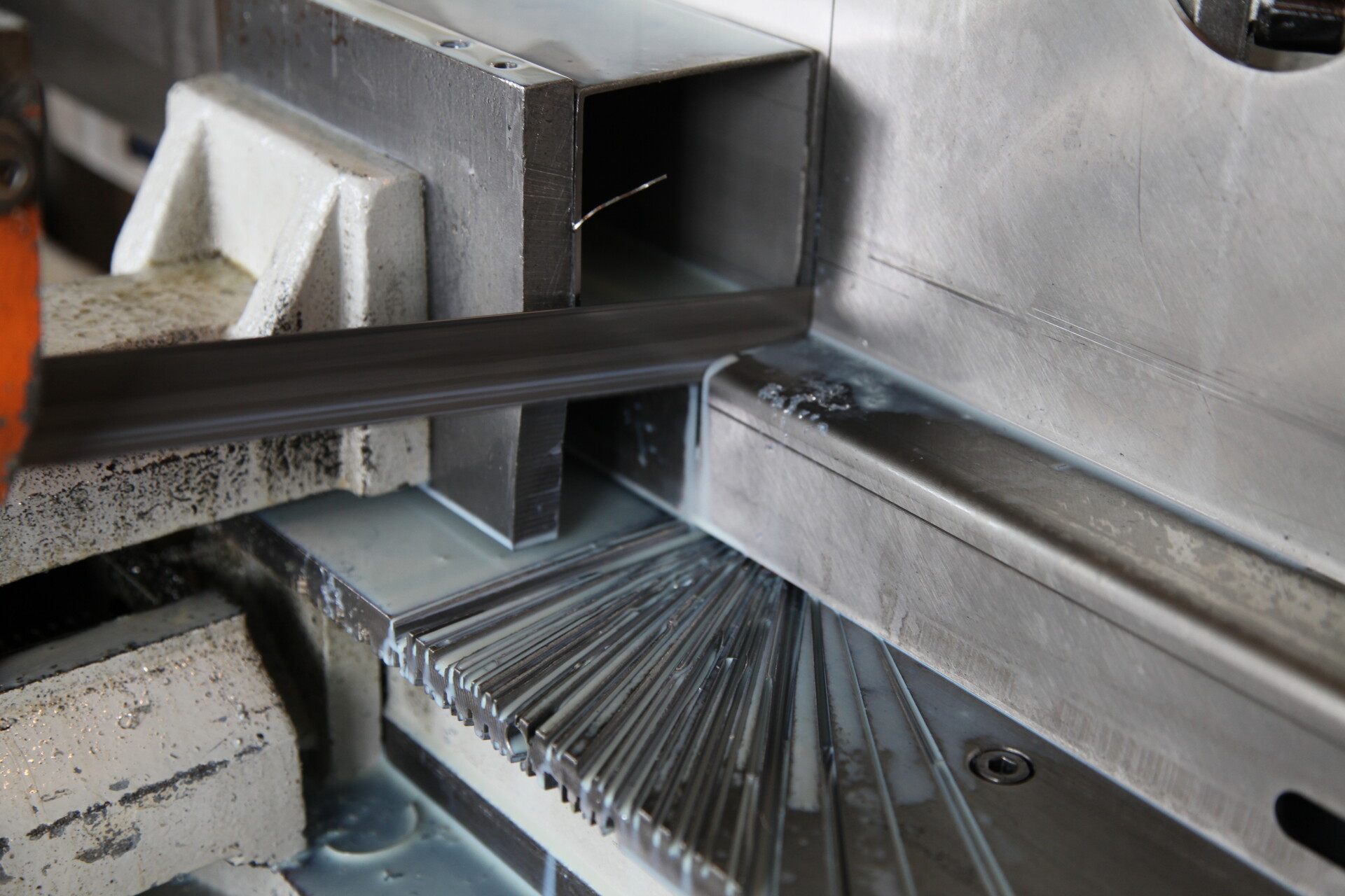 Moderner Bandsägeautomat im industriellen Einsatz beim präzisen Zuschneiden von Metall-Rohmaterial