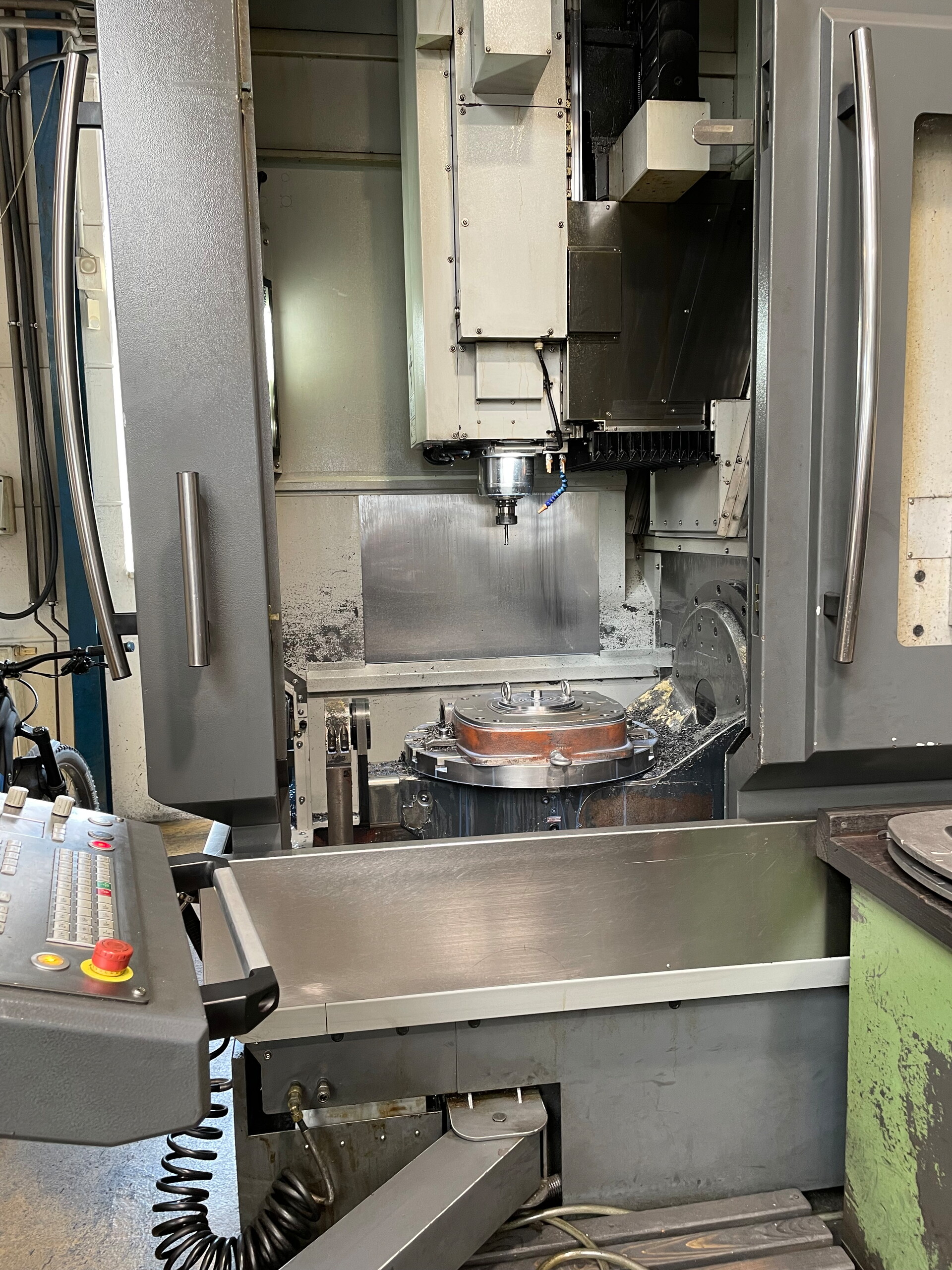 Präziser Fräskopf einer CNC-Fräsmaschine bei der spanabhebenden Metallbearbeitung eines Werkstücks