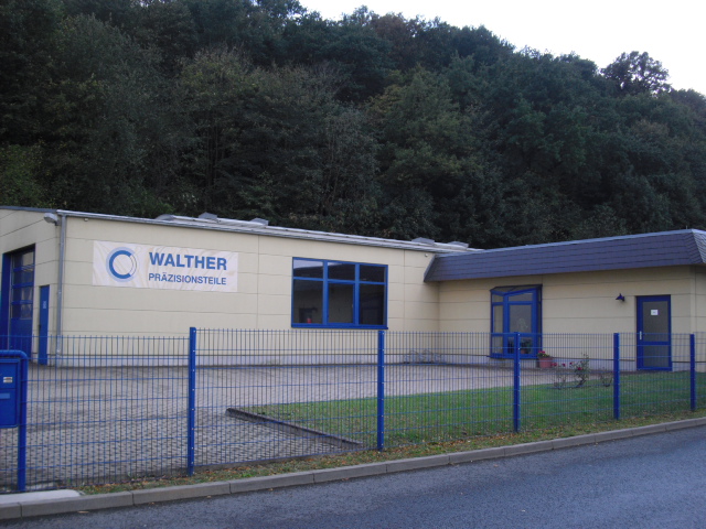 Außenansicht der modernen Produktionshalle und des Firmengebäudes der Walther Präzisionsteile GmbH